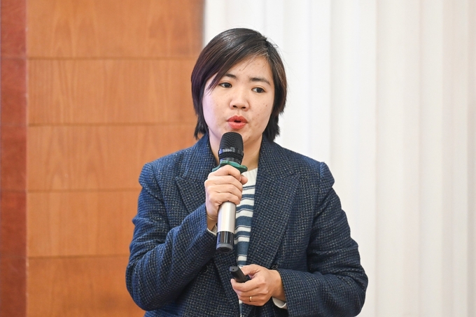 Bà Đặng Ngọc Chi, đại diện CropLife Việt Nam nêu những vướng mắc về pháp lý và kỹ thuật đối với quy trình đăng ký và công nhận giống cây trồng mang tính trạng cải tiến tại Việt Nam. Ảnh: Quỳnh Chi.