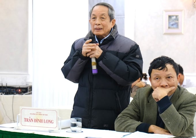GS Trần Đình Long, Chủ tịch Hội giống cây trồng Việt Nam (đứng) cho rằng, chỉ nên để duy nhất lúa là cây cây trồng chính. Ảnh: Quỳnh Chi.