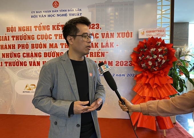 Nhà văn Nguyễn Xuân Thủy trả lời phỏng vấn báo chí về cuộc thi.