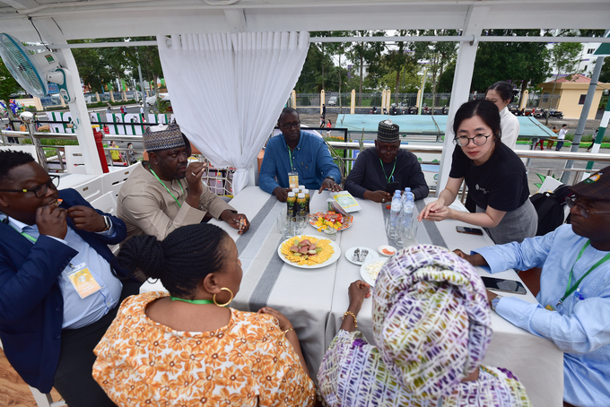 Đoàn đại biểu Nigeria thăm kênh Xáng Xà No trong dịp Festival Quốc tế ngành hàng lúa gạo Việt Nam - Hậu Giang 2023. Ảnh: Tùng Đinh.
