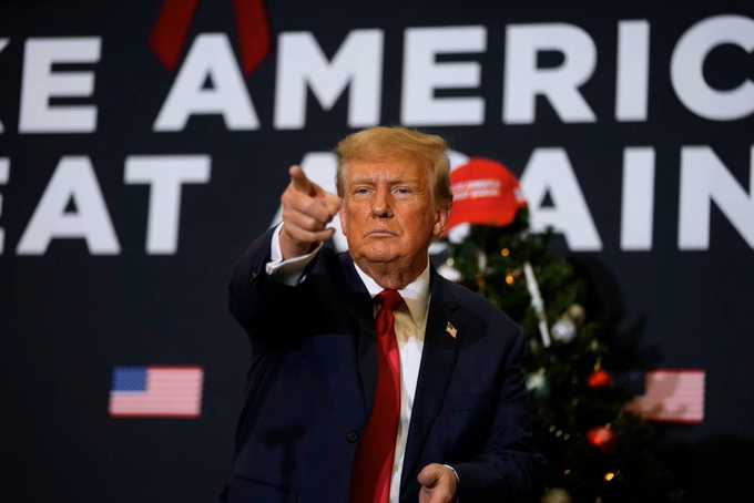 Cựu Tổng thống Donald Trump tại một cuộc tiếp xúc cử tri ở thành phố Waterloo, bang Iowa, Mỹ, hôm 19/12. Ảnh: AP.