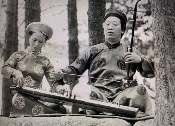 Vợ chồng Bạch Yến - Trần Quang Hải biểu diễn chung năm 1984.