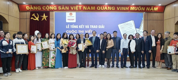 Thứ trưởng Bộ GD-ĐT Phạm Ngọc Thưởng chụp ảnh với các tác giả đoạt giải.