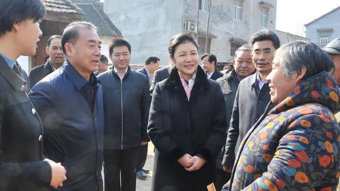 Bà Hà Vinh, Bộ trưởng Tư pháp Trung Quốc, thăm hỏi các nông dân. Ảnh: Xinhua.