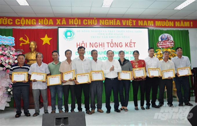 Ông Lê Hữu Toàn, Giám đốc Sở NN-PTNT Kiên Giang tặng giấy khen cho các nông dân đã tham gia thực hiện hiệu quả các mô hình khuyến nông năm 2023. Ảnh: Trung Chánh.