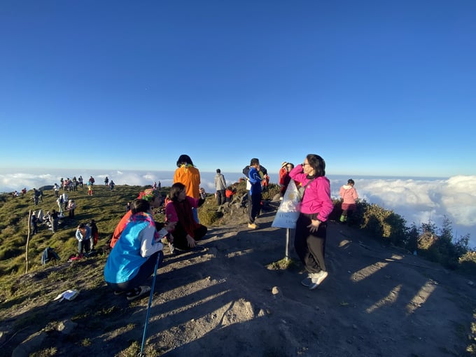 Các du khách chinh phục đỉnh Lùng Cúng mặc dù mệt mỏi sau chặng đường dài nhưng vẫn nhất định phải check-in ngay, tranh thủ lúc mặt trời chưa lên cao.