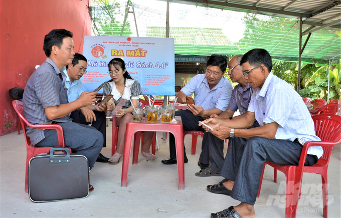 Với mô hình cà phê Sách 4.0, huyện Vĩnh Thuận đã số hóa công tác tuyên truyền về tái cơ cấu ngành nông nghiệp, phát triển kinh tế tập thể và xây dựng nông thôn mới mang lại hiệu quả cao. Ảnh: Trung Chánh.