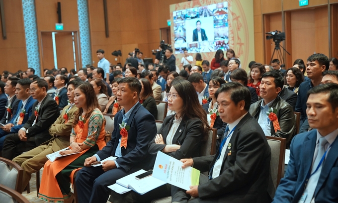Các đại biểu chăm chú lắng nghe ý kiến từ Thủ tướng và các lãnh đạo Bộ, ngành tham dự. Ảnh: Linh Linh.