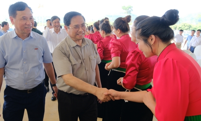 Thủ tướng Phạm Minh Chính thăm hỏi cán bộ, công nhân viên tại nhà máy Doveco Sơn La hồi giữa năm 2022. Ảnh: Bảo Thắng.