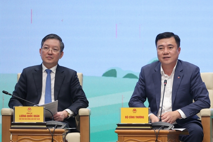 Thứ trưởng Nguyễn Sinh Nhật Tân (phải) trả lời câu hỏi về phát triển, mở rộng thị trường. Ảnh: VGP.