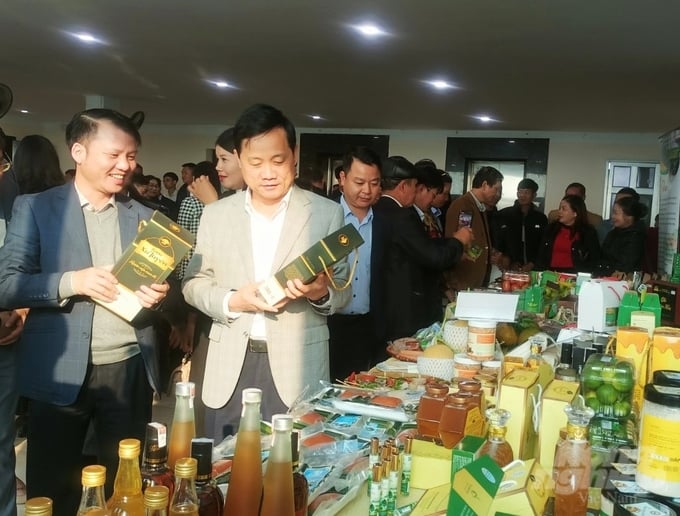 Các đại biểu tham quan gian hàng trưng bày sản phẩm OCOP của tỉnh Tuyên Quang. Ảnh: Đào Thanh.