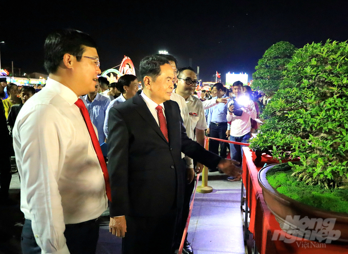 Ông Trần Thanh Mẫn, Phó Chủ tịch Thường trực Quốc hội tham quan khu trưng bày hoa kiểng. Ảnh: Lê Hoàng Vũ.