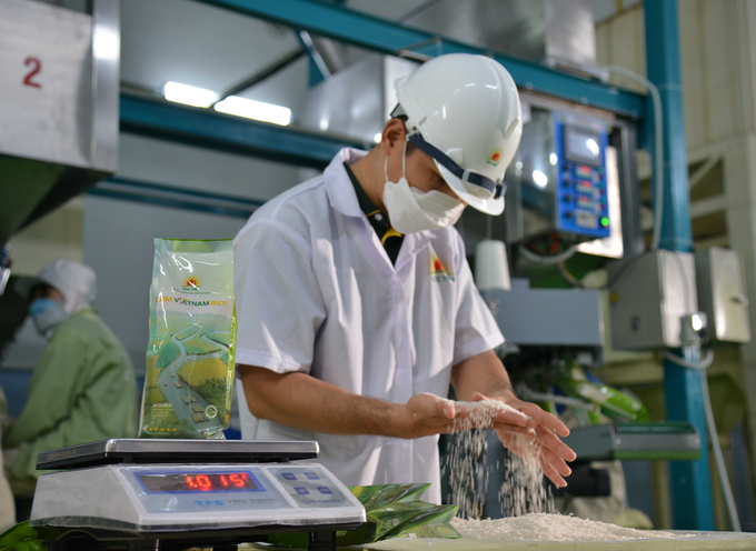 Kiểm tra chất lượng gạo xuất khẩu tại một nhà máy của Tập đoàn Lộc Trời.