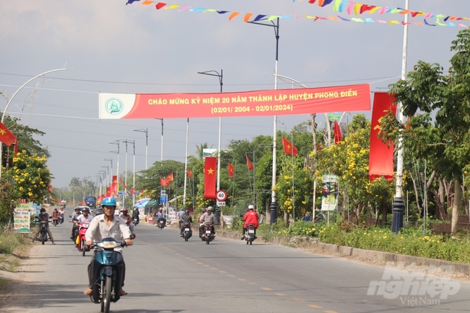 Tuyến đường trung tâm dẫn vào xã nông thôn mới kiểu mẫu Mỹ Khánh, huyện Phong Điền, TP Cần Thơ. Ảnh: Kim Anh.