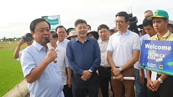 Bộ trưởng NN-PTNT Lê Minh Hoan (bìa trái): 'Ở đâu có nông dân, ở đó có khuyến nông'. Ảnh: NNVN.