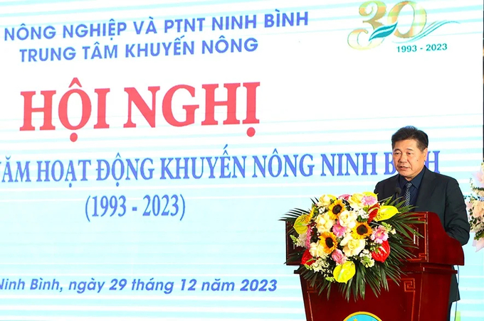 Ông Lê Quốc Thanh, Giám đốc Trung tâm Khuyến nông Quốc gia đánh giá cao những kết quả mà Trung tâm Khuyến nông Ninh Bình đã đạt được trong 30 năm qua. Ảnh: KNNB.