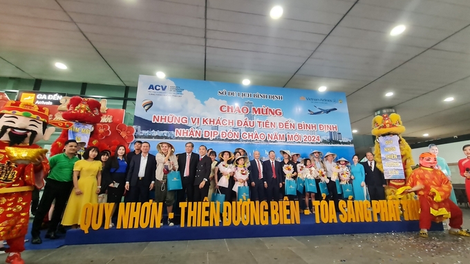 Bình Định đón chào những du khách đầu tiên đến tỉnh này vào ngày đầu năm mới. Ảnh: V.Đ.T.