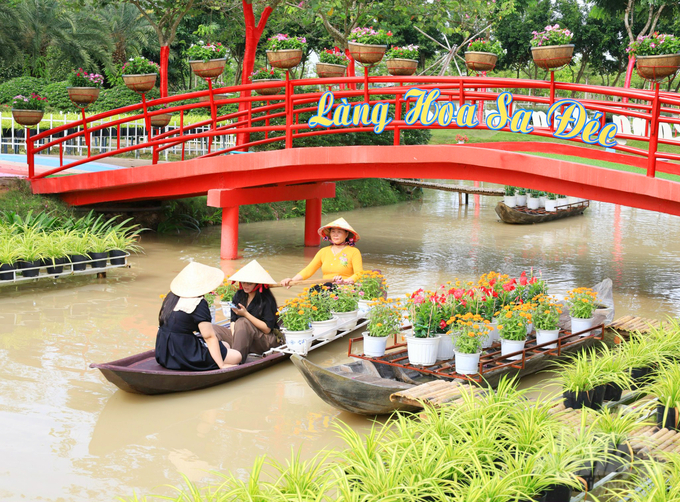 Mỗi nghệ nhân trồng hoa cần trở thành người tiếp thị du lịch bằng lòng tự hào với xứ sở ngàn hoa của mình. Làm được điều đó, chúng ta đã giải quyết một cách căn cơ sự đối lập giữa truyền thống và hiện đại, giữa bảo tồn và phát triển. Ảnh: Lê Hoàng Vũ.