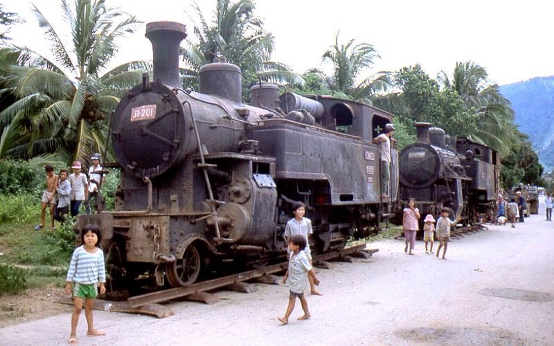 Những đầu máy xe lửa răng cưa những ngày cuối cùng tại Việt Nam trước khi được đưa xuống tàu chở về Thụy Sĩ.