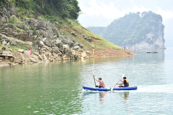 Trải nghiệm trên lòng hồ thủy điện tuyệt đẹp - hoạt động không thể thiếu khi đến với Thượng Lâm. Ảnh: Đào Thanh.