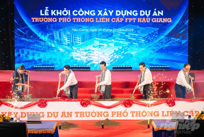 Chủ tịch nước Võ Văn Thưởng cùng các đại biểu làm lễ động thổ, khởi công xây dựng dự án Trường Phổ thông liên cấp FPT Hậu Giang. Ảnh: Trung Chánh.