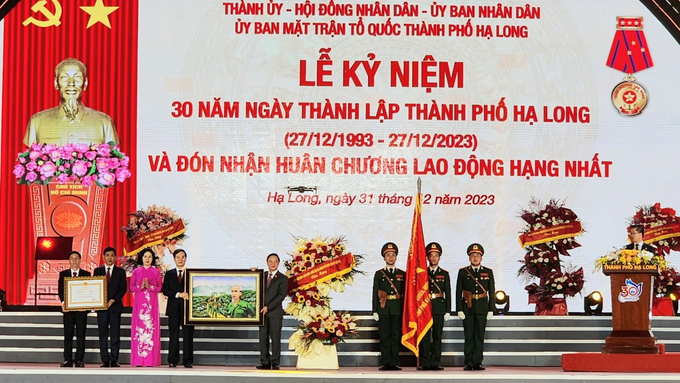 TP Hạ Long đón nhận Huân chương Lao động Hạng Nhất của Chủ tịch nước. Ảnh: Nguyễn Thành.