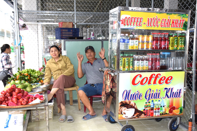 Vợ chồng anh Võ Lạc trong lô bán trái cây tại chợ mới An Nhơn, chồng bán cà phê-giải khát, vợ bán trái cây. Ảnh: V.Đ.T.