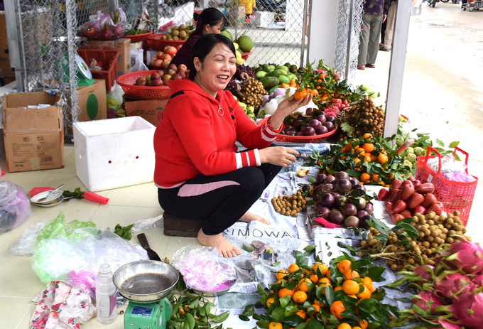 Chị Nguyễn Thị Kiều Dung, chủ lô bán trái cây tại chợ mới An Nhơn phấn khởi vì có nơi bán mới sạch sẽ, thuận lợi hơn ở chợ cũ. Ảnh: V.Đ.T.