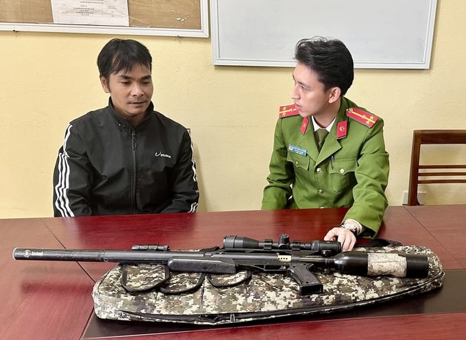 Nhiều người dân ở huyện Văn Yên đã tự giác mang vũ khí đến giao nộp cho lực lượng công an.