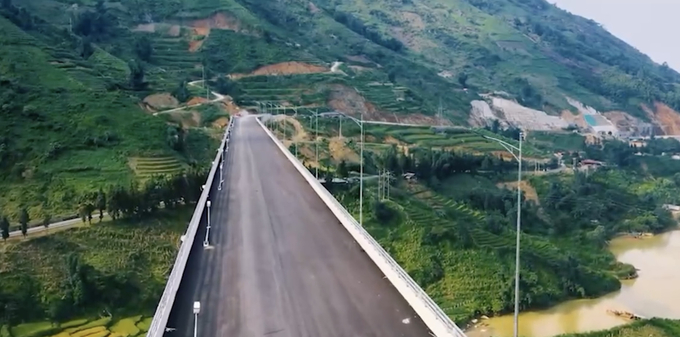 Cầu Móng Sến có trụ trên cạn cao nhất Việt Nam, rút ngắn lưu thông từ Lào Cai đến thị xã Sa Pa. Ảnh: T.L.