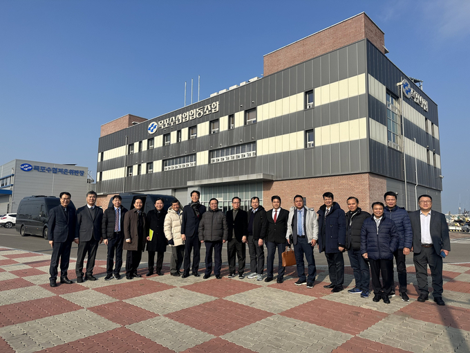 The delegation of the Ministry of Agriculture and Rural Development visited Mokpo Fisheries Cooperative. Photo: ICD.