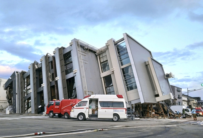 Một tòa nhà đổ sập ở thành phố Wajima, Ishikawa, Nhật Bản hôm 2/1. Ảnh: Kyodo News.