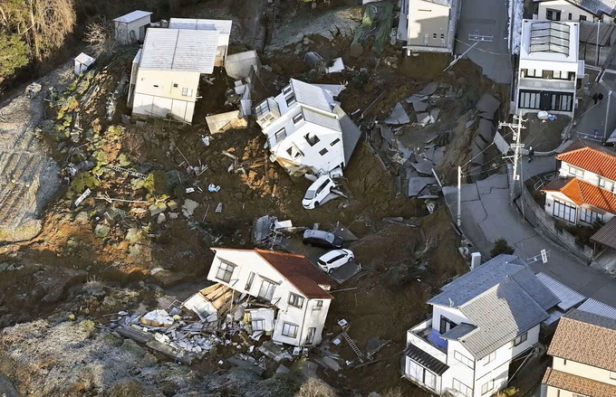 Hình ảnh từ trên cao cho thấy nhà cửa, ô tô và đường sá bị sập do trận động đất ở thành phố Kanazawa, tỉnh Ishikawa, Nhật Bản. Ảnh: Kyodo News.