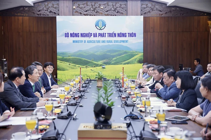 A noteworthy development is the meeting between Minister Le Minh Hoan and Minister of the Korean Forestry Agency, Nam Sung Hyun. Photo: Linh Linh.