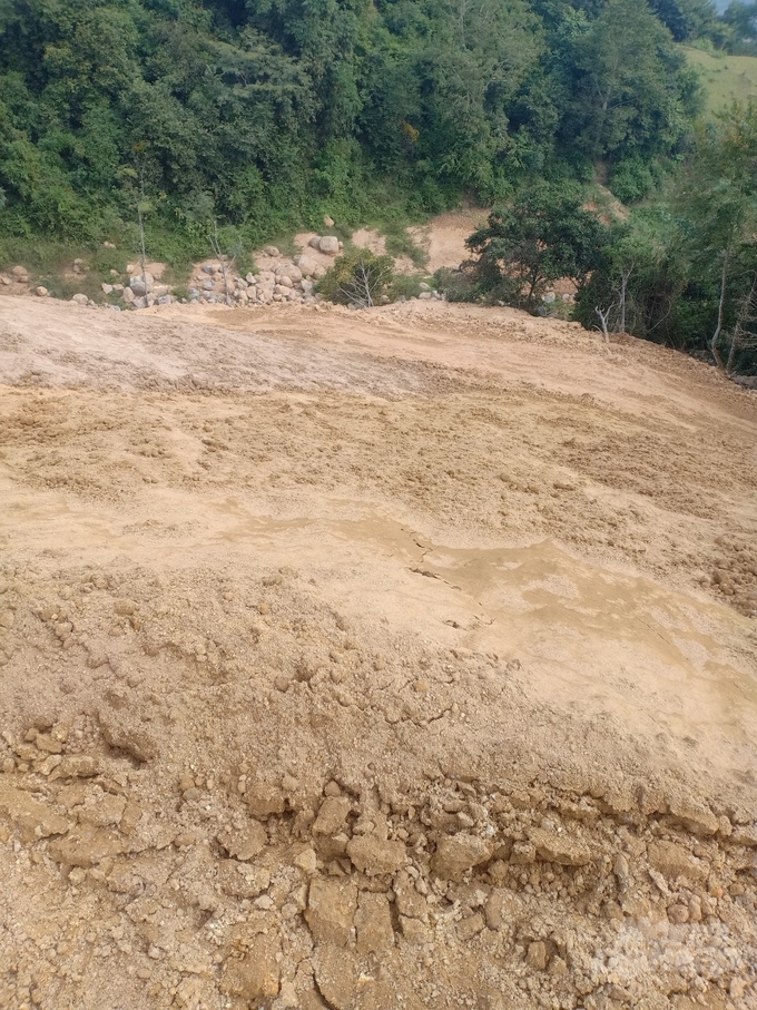 Hiện trường vụ đổ đất, đá thải trái phép hủy hoại rừng xảy ra tại thôn Nà Boóc (xã Đồng Phúc). Ảnh: NT.