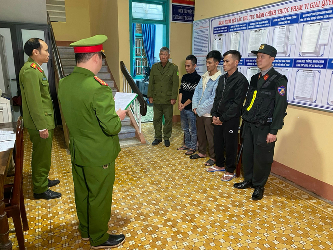 Công an đọc lệnh bắt tạm giam các đối tượng trong đường dây cá độ 3,5 triệu USD. Ảnh: CAH.