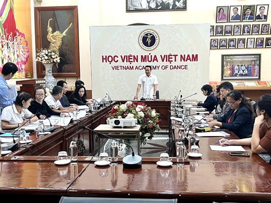 Lãnh đạo Học viện Múa Việt Nam làm việc với đại diện phụ huynh học viên ngày 7/11/2023. Ảnh: Báo Văn Hóa.