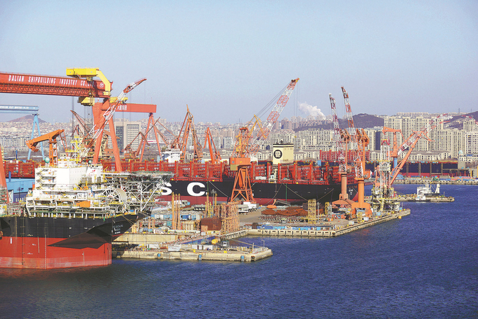 Quang cảnh một xưởng đóng tàu của Công ty TNHH Công nghiệp Đóng tàu Đại Liên, một công ty con của Tập đoàn Đóng tàu Nhà nước Trung Quốc tại Đại Liên, tỉnh Liêu Ninh.