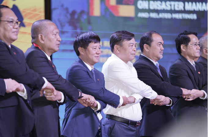 Đại diện Việt Nam: Thứ trưởng Bộ NN-PTNT Nguyễn Hoàng Hiệp (áo trắng) và Cục trưởng Cục Quản lý đê điều và Phòng, chống thiên tai Phạm Đức Luận (thứ 3 từ bên trái) thể hiện tinh thần đoàn kết cùng các đại biểu 10 nước khu vực ASEAN.