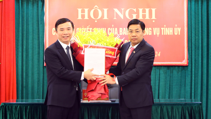 Ông Dương Thanh Tùng (bên trái ảnh), tân Bí thư Huyện ủy Hiệp Hòa. Ảnh: Quốc Trường.