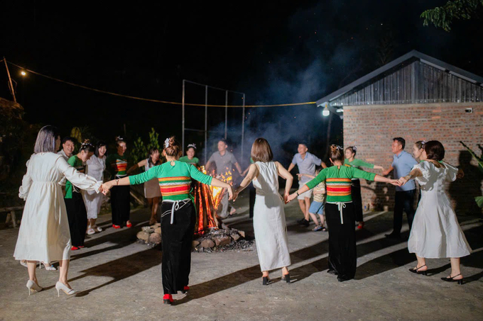 Du khách hòa mình vào điệu nhảy của người Thái bên lửa trại.
