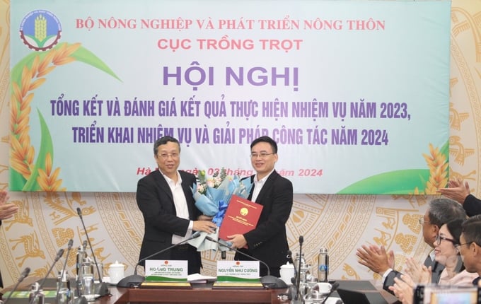 Ông Nguyễn Quốc Mạnh (phải), Trưởng phòng Cây công nghiệp - Cây ăn quả được bổ nhiệm giữ chức Phó Cục trưởng Cục Trồng trọt từ tháng 1/2024 (thời hạn bổ nhiệm 5 năm). Ảnh: Trung Quân.