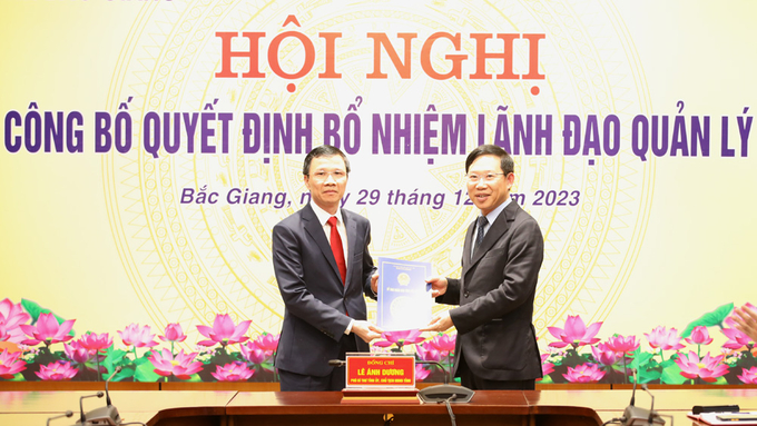 Ông Nguyễn Văn Thi (bên trái ảnh), tân Giám đốc Sở NN-PTNT tỉnh Bắc Giang. Ảnh: Quốc Phương.