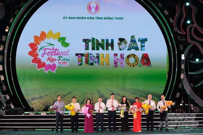 Đại diện nhà tài trợ kim cương lên nhận hoa từ UBND tỉnh Đồng Tháp. Ảnh: Nguồn Festival.