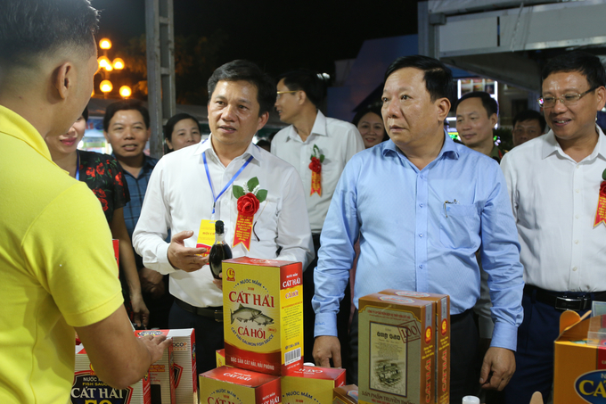 Ông Nguyễn Đức Thọ - Phó Chủ tịch UBND TP Hải Phòng và lãnh đạo Trung tâm Khuyến nông Quốc gia tham quan gian hàng trưng bày sản phẩm OCOP Hải Phòng. Ảnh: Đinh Mười.