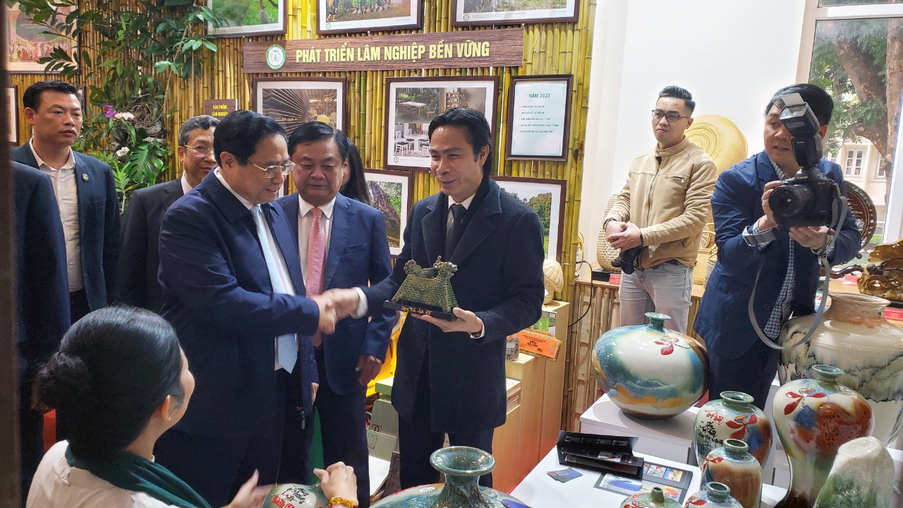 Thủ tướng Phạm Minh Chính và Bộ trưởng Bộ NN-PTNT Lê Minh Hoan tham quan các gian trưng bày tại Hội nghị tổng kết công tác năm 2023, triển khai nhiệm vụ 2024 của ngành nông nghiệp và phát triển nông thôn.