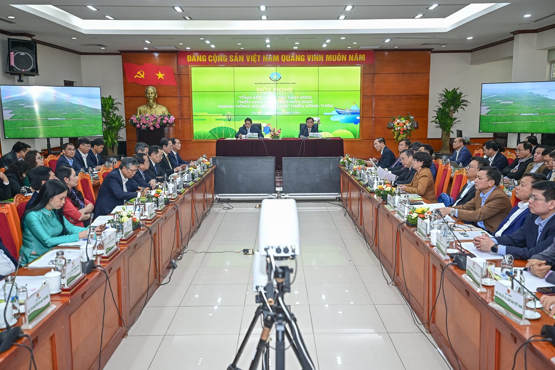 Thủ tướng Phạm Minh Chính, Bộ trưởng Bộ NN-PTNT Lê Minh Hoan cùng các đại biểu xem phim tổng kết ngành nông nghiệp và phát triển nông thôn.