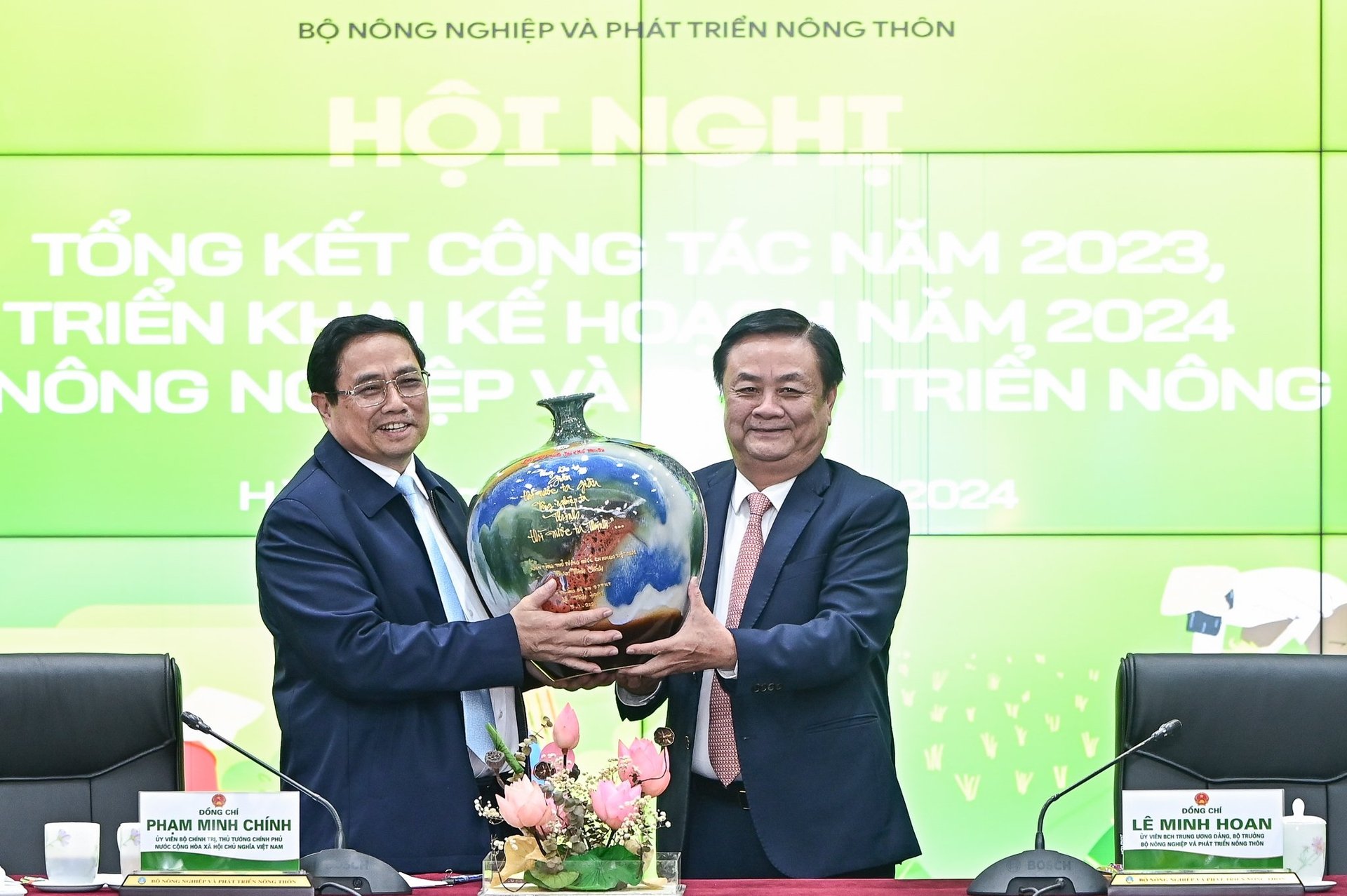 Bộ trưởng Lê Minh Hoan đại diện Bộ NN-PTNT tặng Thủ tướng Phạm Minh Chính bình gốm với thông điệp 'Chạm để kết nối'.