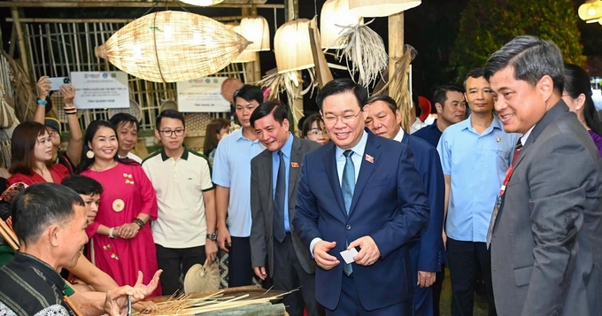 Chủ tịch Quốc hội Vương Đình Huệ, Thứ trưởng Bộ NN-PTNT Trần Thanh Nam tại Festival Bảo tồn và phát triển làng nghề Việt Nam.