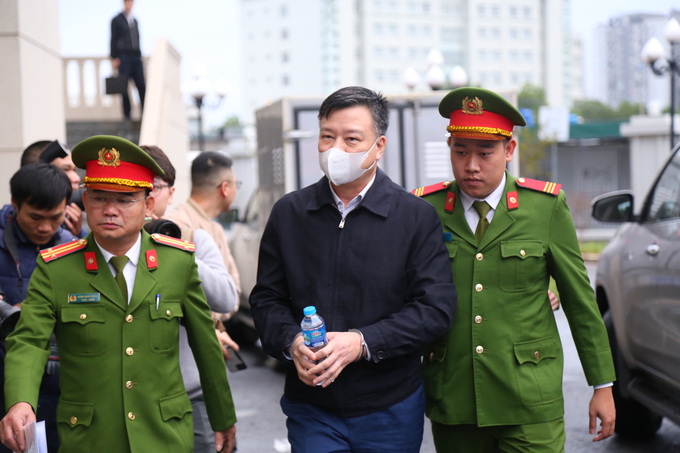 Dẫn giải cựu Bí thư Tỉnh ủy Hải Dương Phạm Xuân Thăng vào phòng xét xử.
